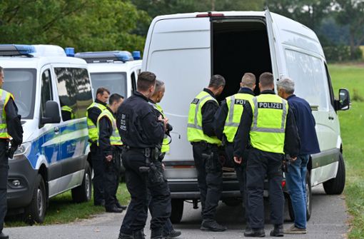 Brandenburg: Polizeibeamte überprüfen einen Kleintransporter bei einer Kontrolle gegen Schleuserkriminalität. Foto: dpa/Patrick Pleul