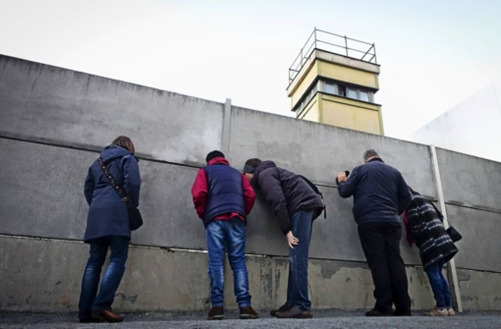 Passanten stehen an der Mauergedenkstätte in Berlin. Am 9. November 2014 jährt sich der Fall der innerdeutschen Grenze zum 25. Mal.