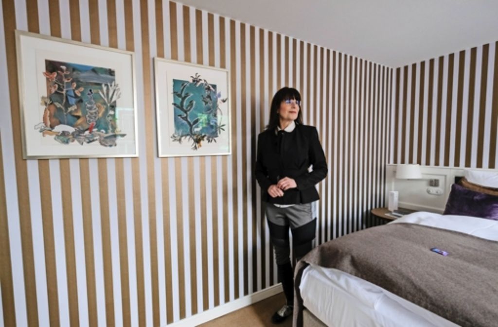 Die Künstlerin Christa Winter in einem Zimmer des Waldhotels Stuttgart Foto: Lichtgut/Piechowski