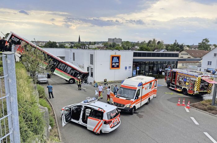 Schwerer Unfall in Herrenberg: Linienbus fällt spektakulär in die Tiefe