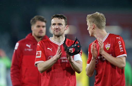 Zufriedene Gesichter sehen anders aus. Der VfB Stuttgart um Kapitän Christian Gentner spielt beim VfL Wolfsburg 1:1. Foto: Pressefoto Baumann