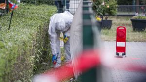 Eine Beamtin der Spurensicherung markiert Spuren den Tatort im Stadtteil Gonsenheim, wo ein Mann von der Polizei erschossen wurde. Foto: dpa/Frank Rumpenhorst
