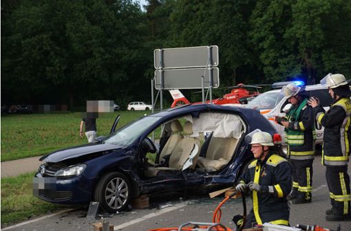 Bei einem Unfall in der Nähe von Weilheim wurden drei Menschen schwer verletzt. Foto: SDMG