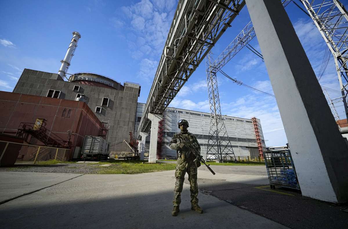 Auf diesem vom russischen Verteidigungsministerium aufgenommenen Foto bewacht ein russischer Soldat einen Bereich des Kernkraftwerks Saporischschja in einem Gebiet unter russischer Militärkontrolle im Südosten der Ukraine.