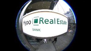 Die Hypo Real Estate (HRE) hat nach der bisherigen Einschätzung des Oberlandesgerichts München ihre Anleger zu spät über die Folgen der Finanzkrise für die Bank informiert.  Foto: dpa