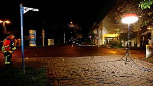 Der Tatort ist für die Arbeit der Spurensicherung abgesperrt und von der Steinheimer Feuerwehr ausgeleuchtet worden. Foto: ks-images