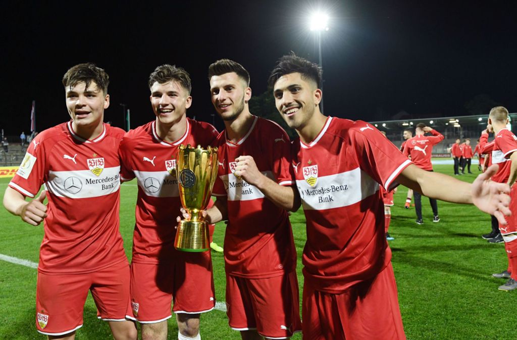 Vier VfB-Strahlemänner: Lilian Egloff, Antonis Aidonis, Leon Dajaku und  Umut Günes (v. li.) feiern den DFB-Pokal-Sieg mit der A-Jugend am 24. Mai 2019.