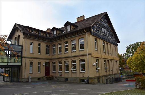 Die Wilhelmsschule Untertürkheim soll seit zehn Jahren saniert werden. Jetzt wurde der Termin wieder verschoben. Foto: mk