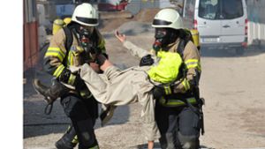 Eine Rettung der Verletzten aus einer Tiefgarage wird simuliert. Foto: Alexander Ernst
