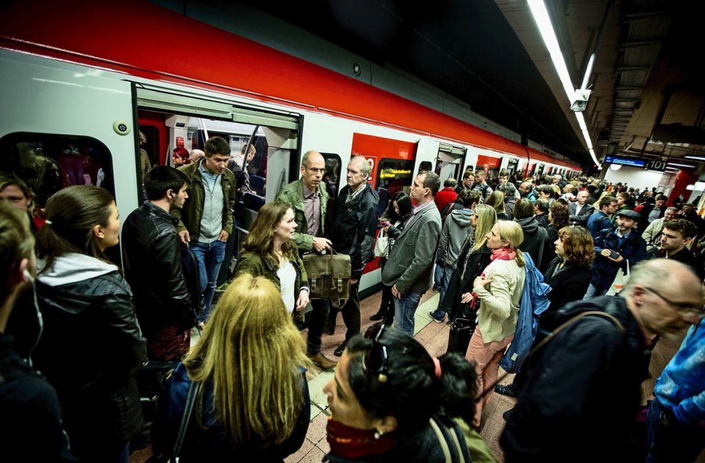 Volle S-Bahnen sorgen beim Ein- und Aussteigen für längere Haltezeiten – und auch das macht sich als Verspätungen bemerkbar. Foto: Lichtgut/Leif Piechowski