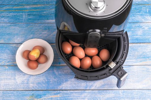 Eine Heißluftfritteuse kann auch Eier kochen. Foto: yw lee / shutterstock.com