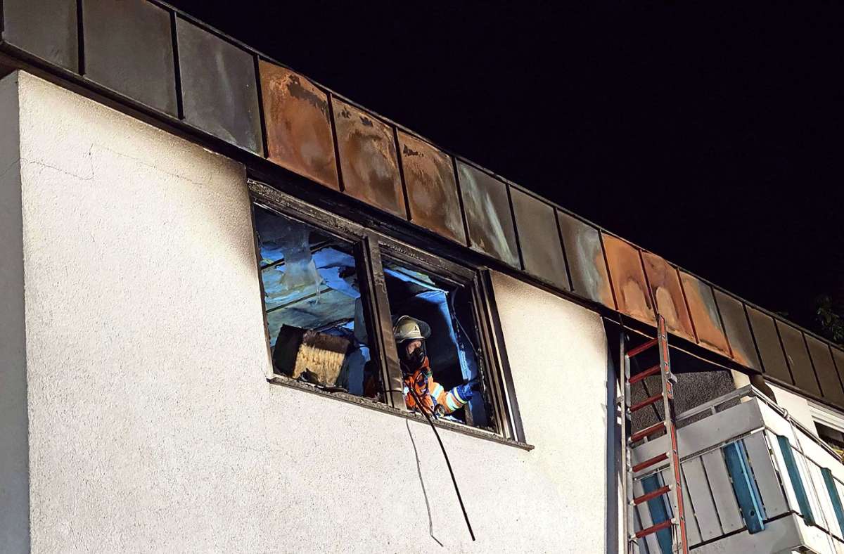 Aus einem Fenster der Hausmeisterwohnung schlugen die Flammen drei Meter hoch. Foto:  