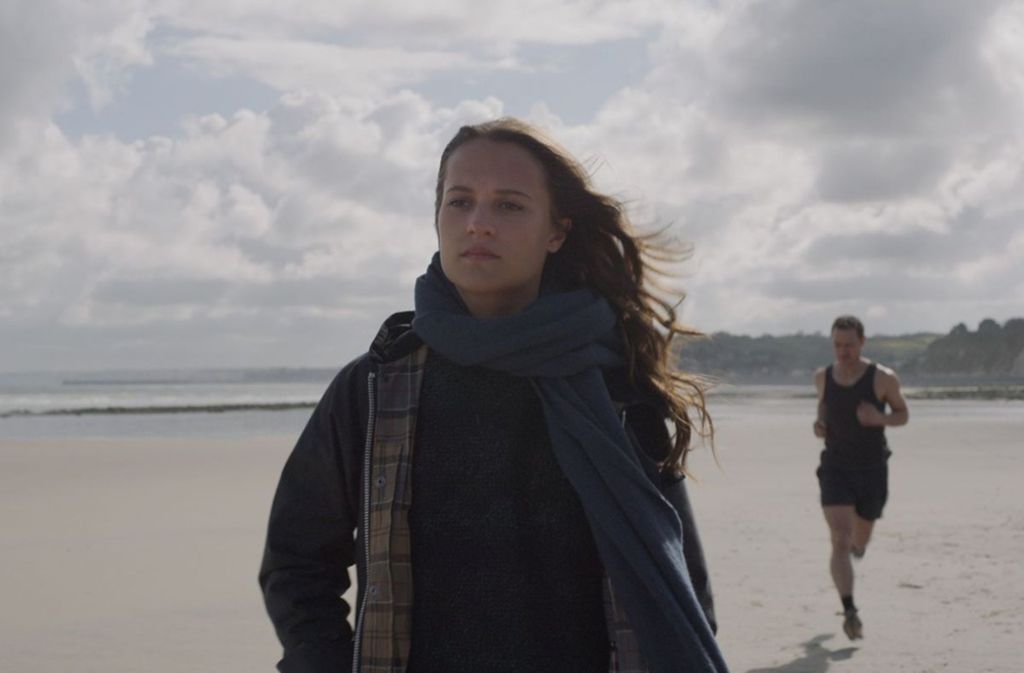 Danielle (Alicia Vikander) und James (James McAvoy) begegnen einander am Strand.