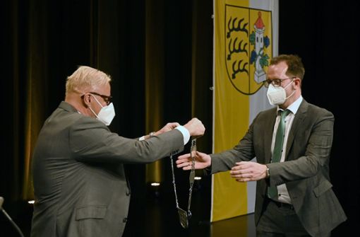 Dr. Michael Herzog (links) überreicht Jan Trost die Bürgermeisterkette. Foto: Werner Kuhnle