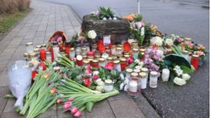Blumen und Kerzen zum Gedenken an das Opfer liegen vor einer Schule. Foto: dpa/René Priebe