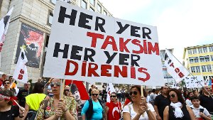 Auf dem Stuttgarter Marktplatz haben am Samstag rund 500 Türken ihre Solidarität mit den Protesten gegen die Regierung in der Türkei demonstriert.  Foto: Benjamin Beytekin