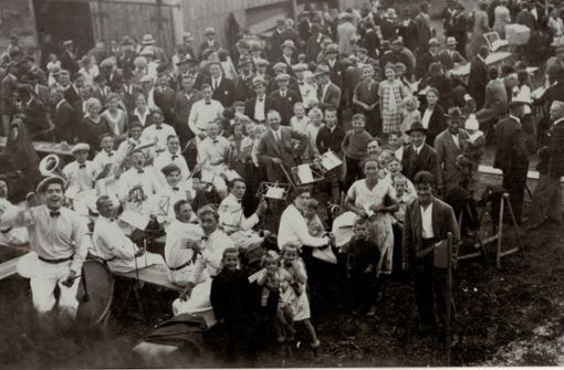 Der Musikverein Rutesheim bei einem Fest 1931: Die Nationalsozialisten störten sich unter anderem an den weiß-rosa Uniformen der Musiker. Foto: Jürgen Bach
