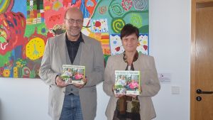 Seniorenfachberater Jürgen Wagner-Haußmann und Oberbürgermeisterin Gabriele Dönig-Poppensieker präsentieren die Neuauflage des Seniorenwegweisers. Foto:  