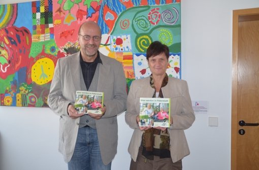 Seniorenfachberater Jürgen Wagner-Haußmann und Oberbürgermeisterin Gabriele Dönig-Poppensieker präsentieren die Neuauflage des Seniorenwegweisers. Foto:  