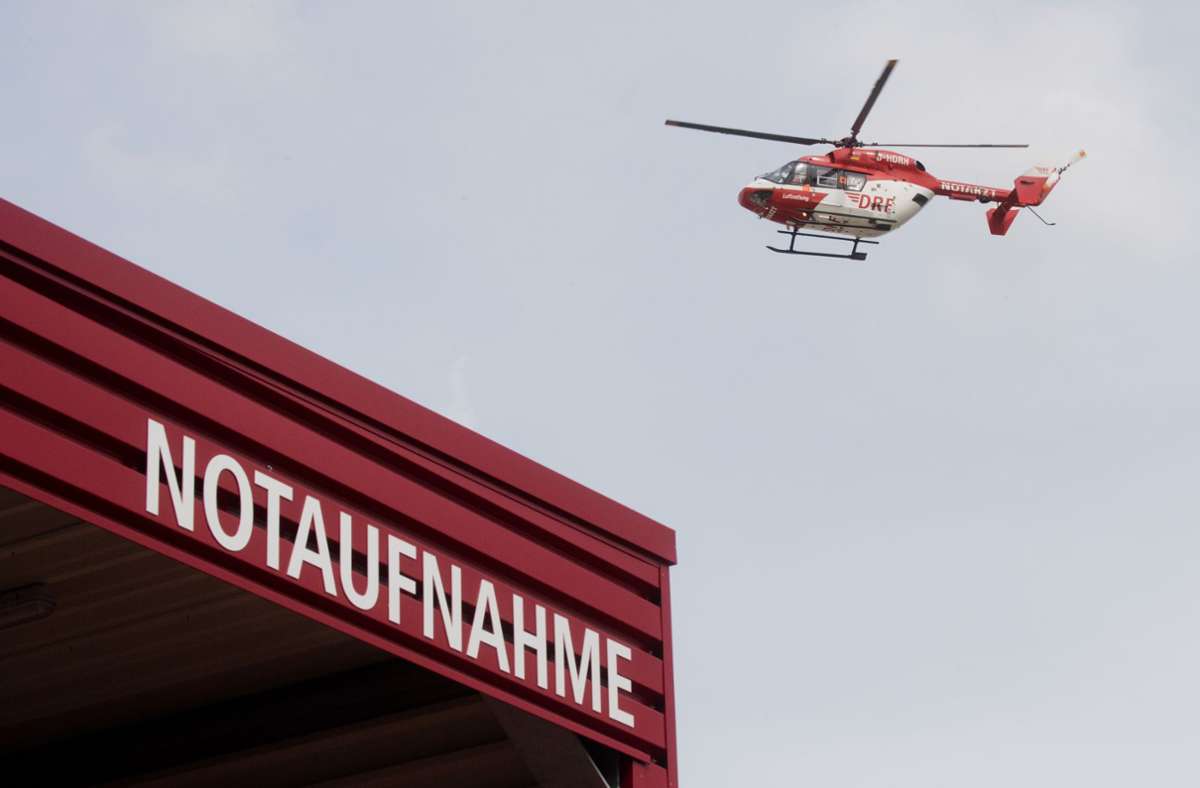 Der Mann wurde von der Bergwacht mit Hilfe eines Rettungshubschraubers geborgen und schwer verletzt in eine Klinik geflogen (Symbolbild). Foto: dpa/Julian Stratenschulte