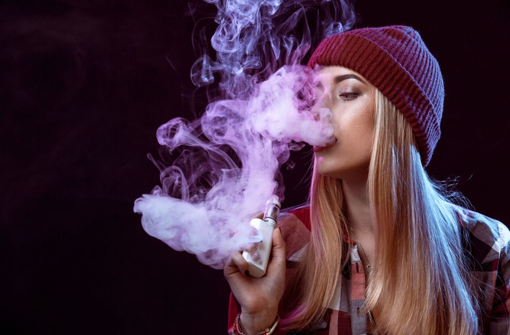 Dampfen ist beliebt – aber ist es gesünder als rauchen? Foto: Adobe Stock/nazarovsergey
