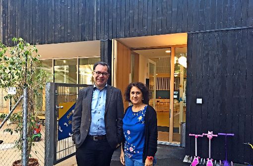 Pfarrer Werner Laub und Josefine Montorselli vor dem neuen Kinderhaus Foto: Ayerle