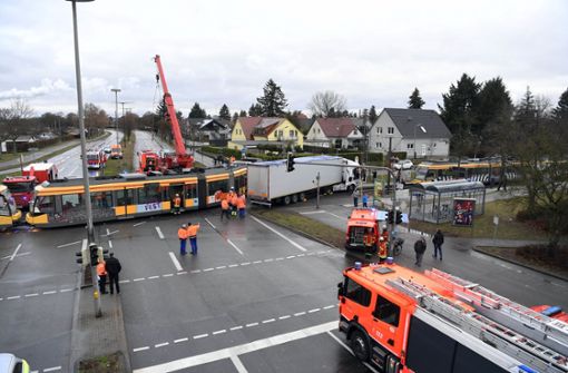 Bei einem Unfall in Karlsruhe wurden mehrere Menschen schwer verletzt. Foto: dpa