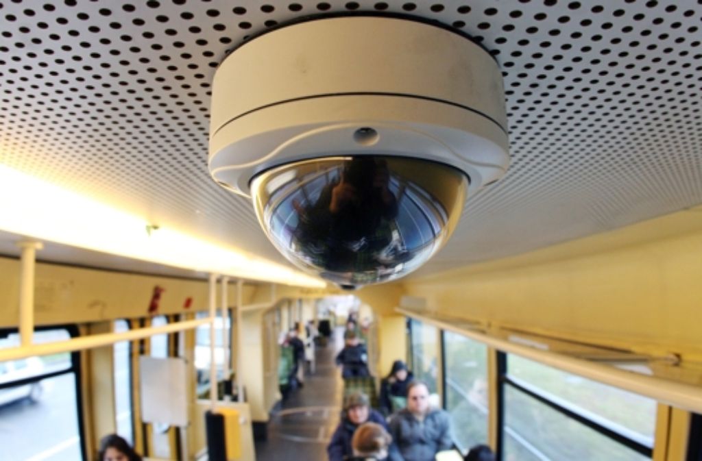 Videoüberwachung in Bus und Bahn: Für die Polizei oft wichtig auf der Suche nach Straftätern Foto: dpa