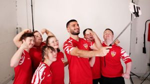 VfB-Profis machen Fotoshooting mit jungen Fans mit Down-Syndrom