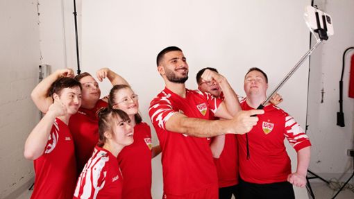 VfB-Stürmer Deniz Undav und die sechs jungen Fans vom Verein 46Plus Foto: Conny Wenk