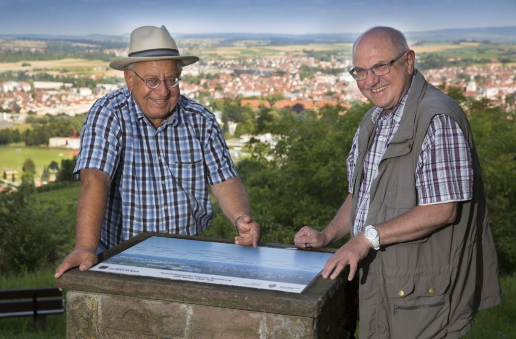 Reinhard Wolf (links)  und Roland Luther freuen sich, dass mit Hilfe  der Aktion „schön wandern“  die Panoramatafel  auf dem Rossberg erneuert werden konnte.