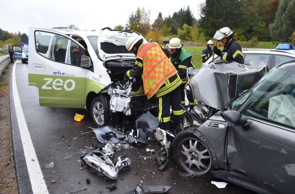 Bei einem schweren Verkehrsunfall in Pforzheim wurden die Fahrer eines Mini und eines Elektroautos schwer verletzt.