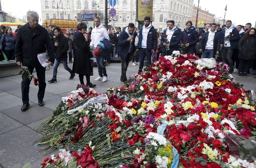 Blumen erinnern an die 14 Opfer des Anschlages auf die St. Petersburger U-Bahn. (Archivfoto) Foto: AP
