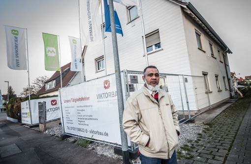 Uzbee Mohideen vor dem Haus in Weilimdorf, aus dem er und seine Familie ausziehen sollten. Foto: Lichtgut/Julian Rettig