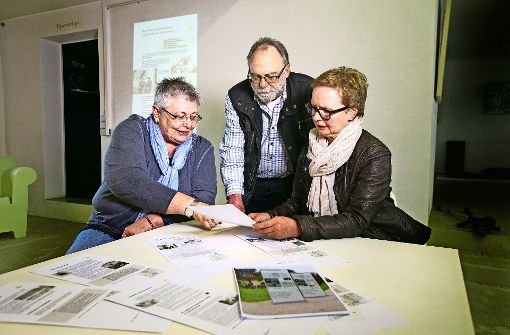 Ilona Abel-Utz, Rüdiger Noreikat und Christine Lipp-Wahl (von links) schauen nochmal über die Textentwürfe für die Stelen. Foto: Rudel