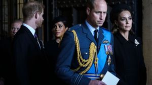 Bedrückte Mienen: Prinz William, Prinzessin Kate, Prinz Harry und Herzogin Meghan verlassen die Westminster Hall. Foto: AFP/EMILIO MORENATTI