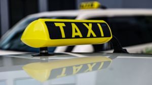 Falschparkerin fährt mit Taxifahrer auf Motorhaube los