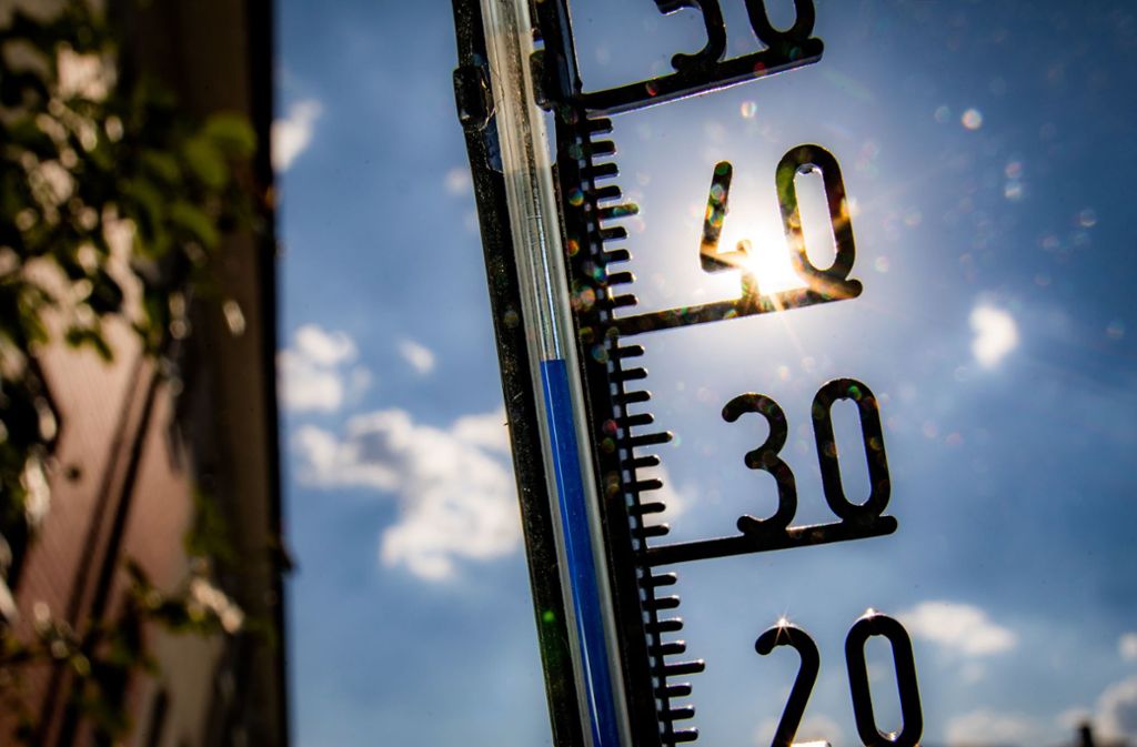 Ein Thermometer an einer Hauswand in Frankfurt/Main klettert in Richtung der 40-Grad-Marke:  Die Hitzewelle der kommenden Tage ist für manche Regionen Deutschlands bereits die vierte in diesem Sommer.