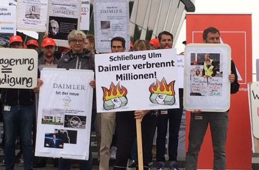 Mitarbeiter protestieren am Konzernsitz in Stuttgart-Untertürkheim gegen die Schließung des Daimler-Forschungsstandorts Ulm. Foto: Daimler-Betriebsrat/Petra Boeger