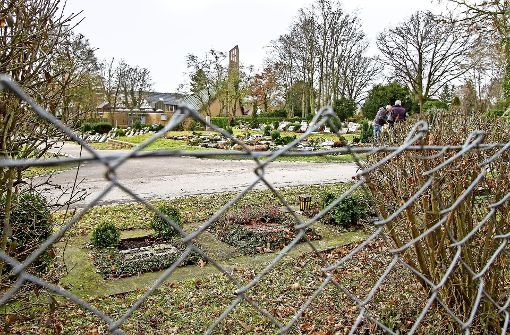 Die Stadtverwaltung will die Zäune am Friedhof erhöhen, um die Rehe fernzuhalten Foto: factum/Bach