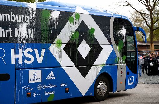 Der Bus des Hamburger SV wurde vor dem Derby beim SV Werder Bremen sichtbar attackiert. Foto: Bongarts