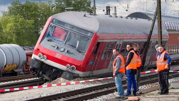 Mindestens vier Verletzte bei Bahnunfall