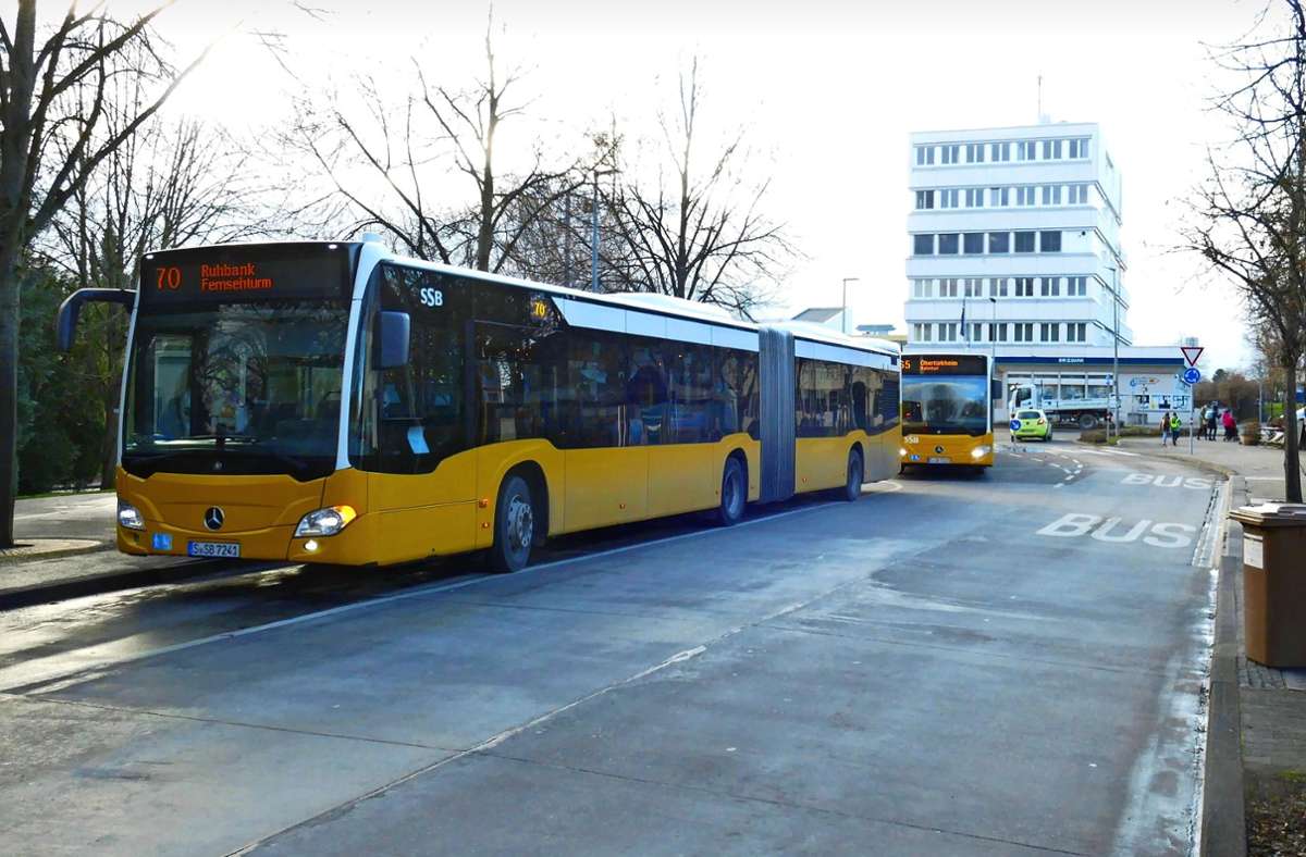 Zwischen den Haltstellen Rotwiesenstraße in Birkach und der Haltestelle Plieningen Post  fahren die Busse der Linien 70 und 65 häufig beinahe zeitgleich die Haltestellen an Foto: /Torsten Schöll