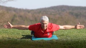 Bei der Übung ist es wichtig, auf langsame, fließende Bewegungen zu achten – dann ist eine Kräftigung der Schulter- und Rückenmuskulatur gewährleistet. Foto: Baumann