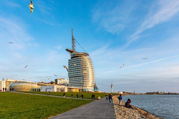 Bremerhaven: Zum Verwechseln! Havenwelten heißt das Großprojekt hinterm Weserdeich. Dessen Wahrzeichen ist das Atlantic Hotel Sail City. Die Segelform des 147 Meter hohen Gebäudes erinnert stark an das berühmte...
