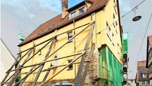 Mit Holzsprießen werden die Wände der historischen Häuser in der Reutlinger Altstadt gestützt. Foto: Berardi