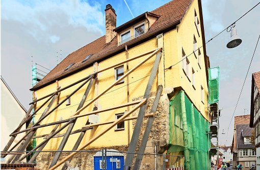 Mit Holzsprießen werden die Wände der historischen Häuser in der Reutlinger Altstadt gestützt. Foto: Berardi