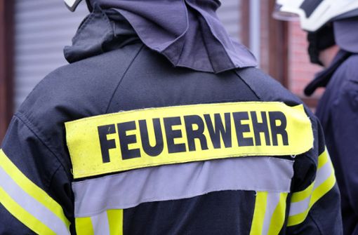 Die Einsatzkräfte der Feuerwehren Berkheim und Erolzheim konnten nur noch verhindern, dass die Flammen übergreifen (Symbolbild). Foto: Imago//Martin Wagner