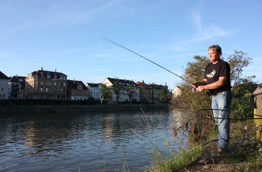 Am Neckar kann auch geangelt werden. Foto: Annina Baur
