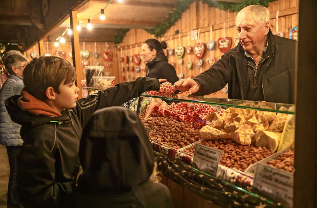 Gebrannte Mandeln sind und bleiben ein Muss auf dem Weihnachtsmarkt Foto: Stefanie Schlecht